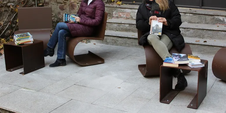 Instal·lat nou mobiliari al pati de la Biblioteca Sant Agustí de la Seu d’Urgell
