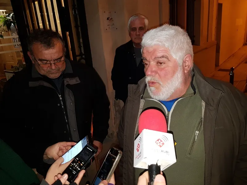 Joaquim Òdena, de Rubí Sense Abocadors, atenent a la premsa a la sortida de la mesa d'abocadors