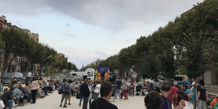 Més de 200 persones es van apropar ahir a la nova zona coberta de la Riera per participar a la Festa del Sí