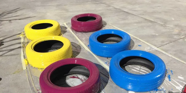 Primera jornada de treball al pati de l'Escola Macià Companys
