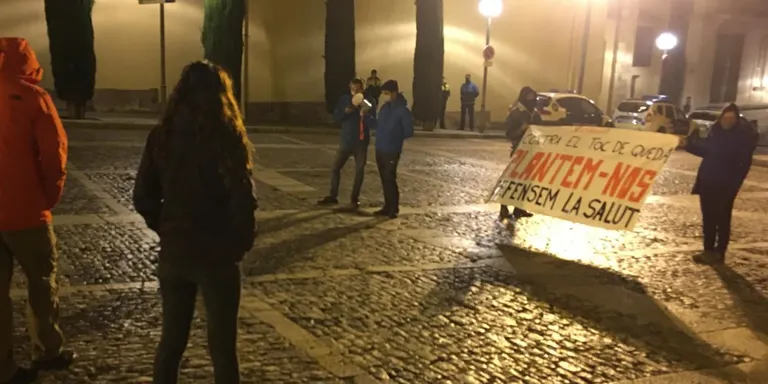 Concentració a la Seu d'Urgell contra el toc de queda i per reclamar solucions pels sectors afectats
