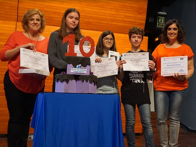 De dreta a esquerra: la tutora Maria Josep Freixanet, Maria Arias i Íngrid Salas, juntament amb rep