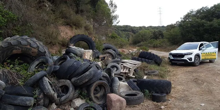 El pla de vigilància i informació contra els incendis forestals detecta 40 abocaments al Maresme amb risc d'incendi