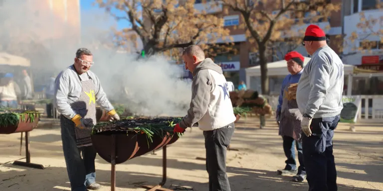 El XIP enceta el seu calendari culinari cuinant una tona de calçots a la placa