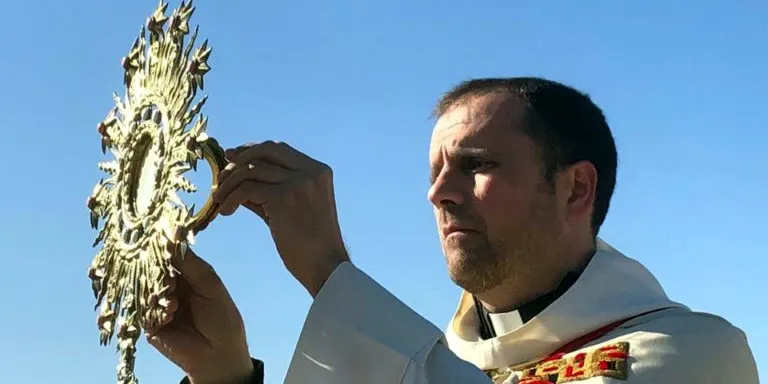 L'exbisbe de Solsona es casa amb la seva parella a Súria