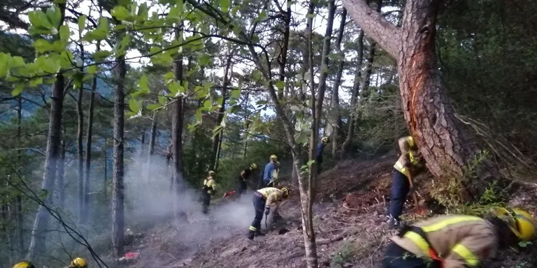 Incendi de vegetació a Cabó a causa d'un llamp