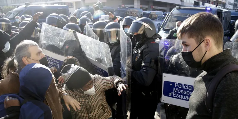 Els Mossos executen el desallotjament de la nau del carrer Progrés de Badalona amb càrregues contra els manifestants