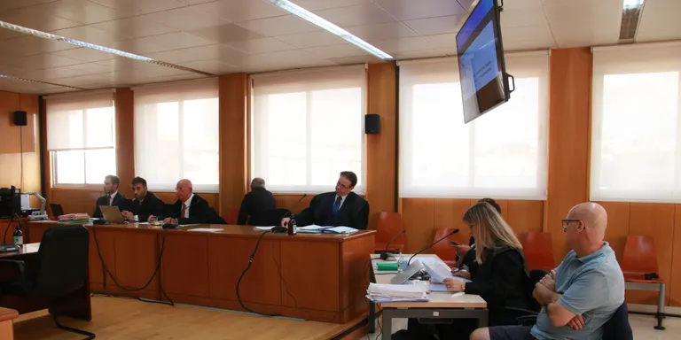 Una treballadora de les autoescoles Roquetes-Temple admet que els xinesos no entraven al centre, però s'hi examinaven