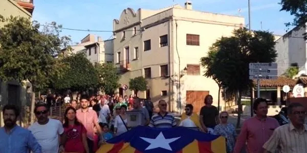 Més de 300 persones recorren els carrers d’Altafulla en una marxa silenciosa en contra de la violència de la policia espanyola