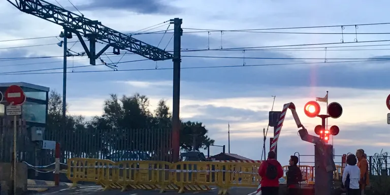 Afectacions a platges i rieres, arbres caiguts i la barrera del pas a nivell doblegada pel vent