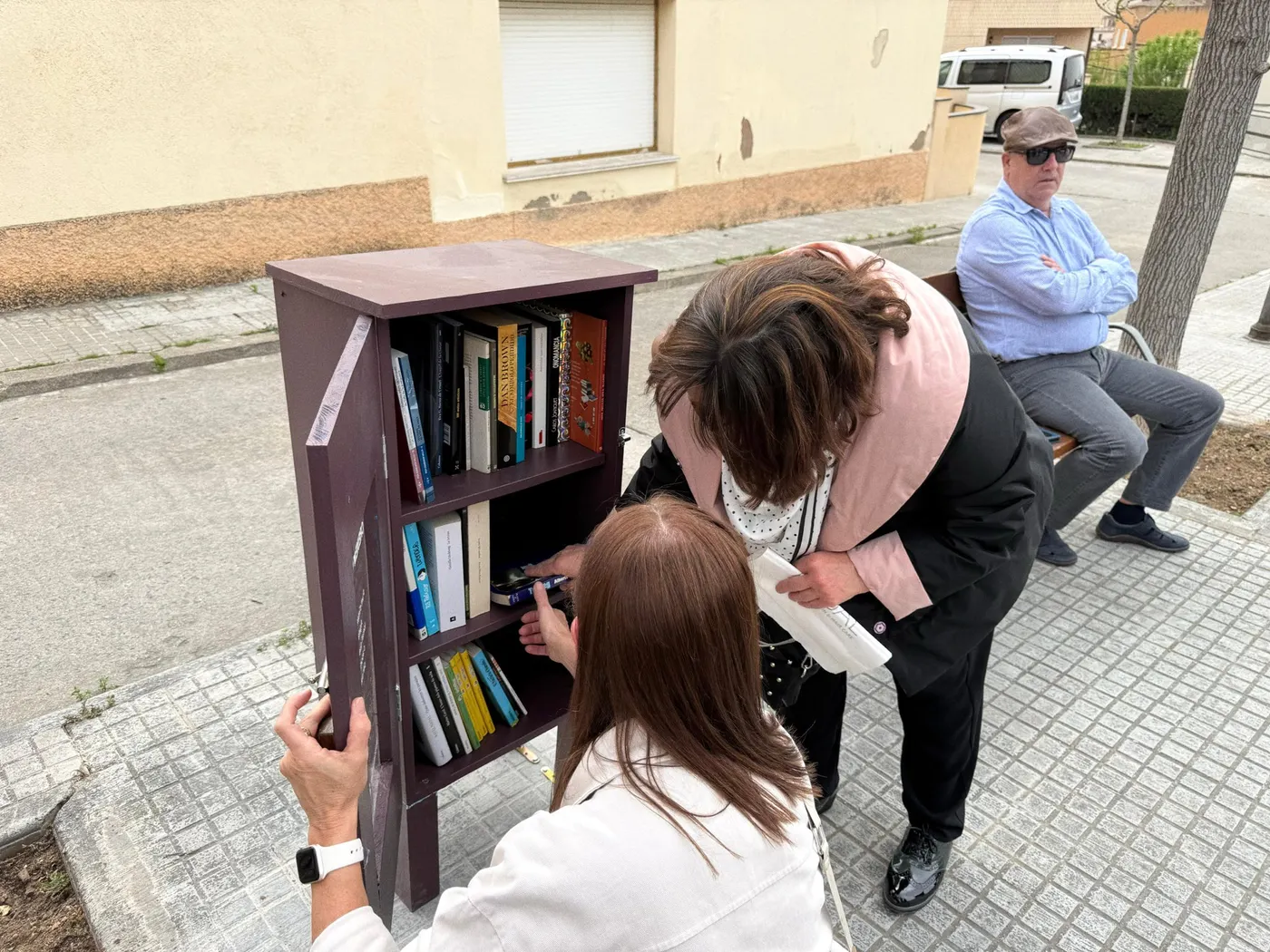 S'instal·la una biblioteca urbana al Grup Albada
