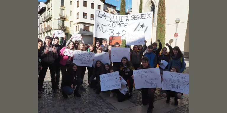 Vaga d'estudiants a la Seu contra la LOMCE i el '3+2'