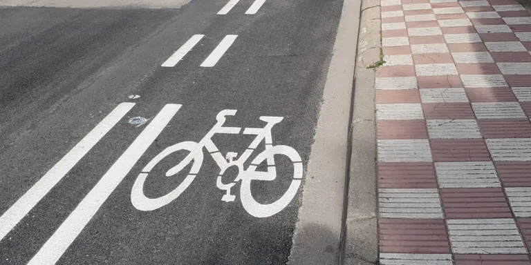 El nou carril bici de Pineda connecta l'estació de RENFE amb l'Institut Pineda i ha estat finançat per la UE