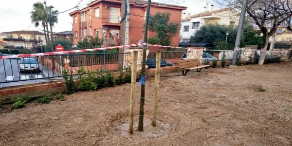 S'enjardina el pati de les antigues escoles Teresa Manero d'Altafulla