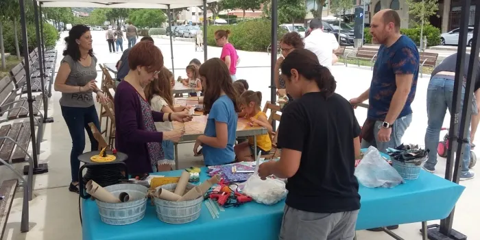 Els infants d'Arenys han fet cavalls, titelles i avions al taller de joguines amb material reciclat