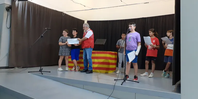 Alumnes del programa d’emprenedoria de l’escola El Calderí lliuren prop de 600 euros a la Creu Roja obtinguts a través de la creació d’una cooperativa