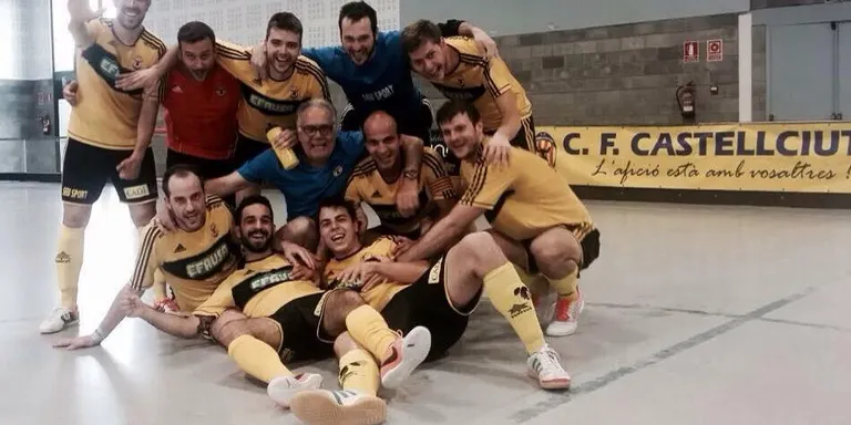 El CF Castellciutat celebra l'ascens a Primera Catalana i el títol de campió de grup