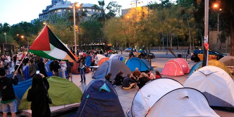 Desallotgen l'acampada en suport de Palestina de la plaça Universitat de Barcelona