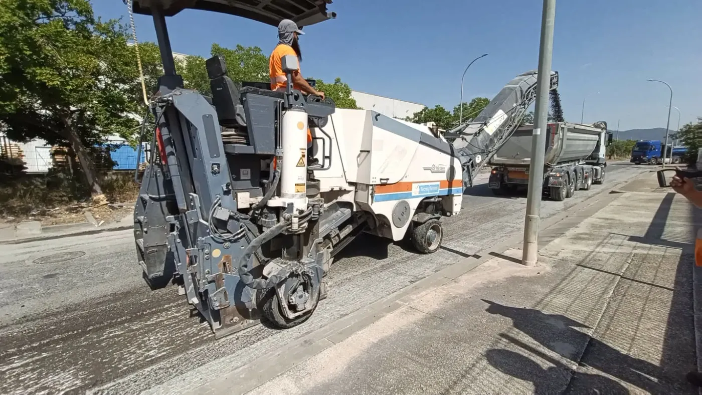 Treballs de millora de l'asfaltatge del carrer Blanquers