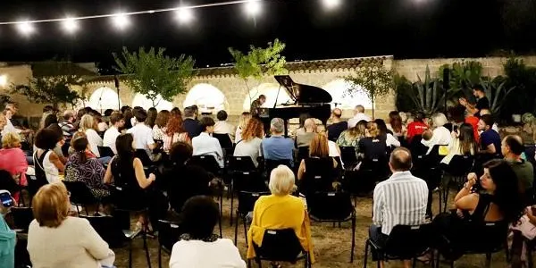 Èxit del concert organitzat per les associacions Etcètera i Spiragli amb Carles Cases com a protagonista