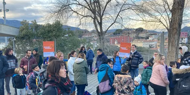 Pares i mares d’alumnes de l’escola Montbui demanen recursos per integrar els infants amb necessitats educatives especials