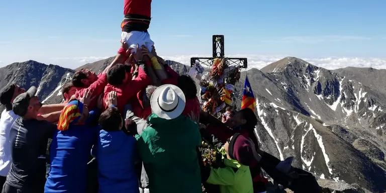 Els Castellers de l'Alt Maresme basteixen un pilar al cim del Canigó