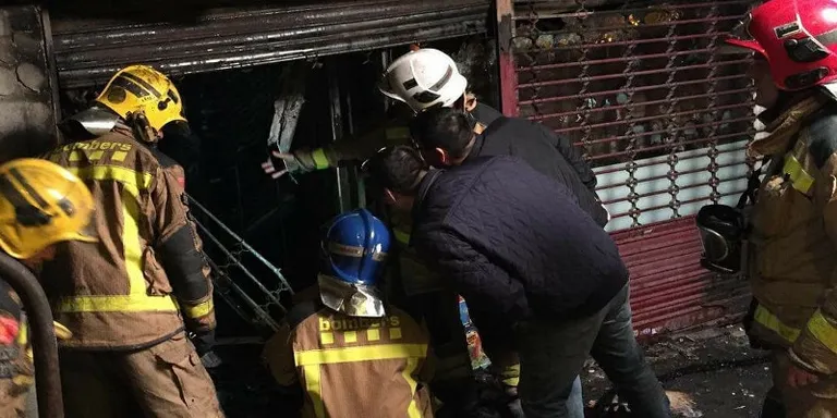 Un incendi crema el basar xinès del carrer Bartrina