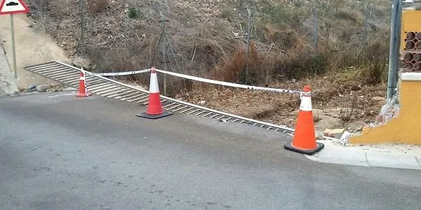 Un vehicle es dóna a la fuga després de xocar contra la tanca que delimita la rasa al Barri Marítim d’Altafulla