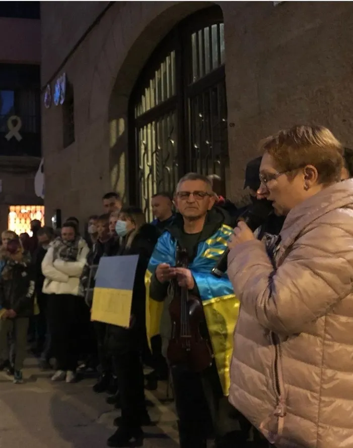 Prop de 200 persones es concentren a Solsona en favor de la pau i per mostrar el suport a la població d'Ucraïna
