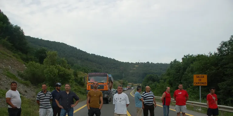 Aturats de l'Alt Urgell tallen la carretera N-145