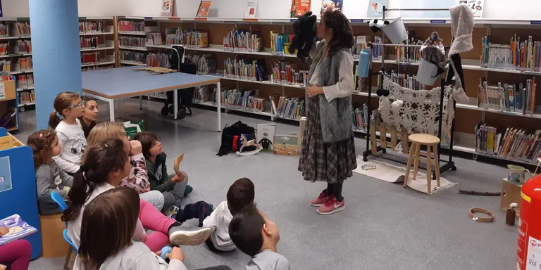 La Biblioteca de Cambrils prepara una nova activitat per implicar més les famílies a les sessions de contes