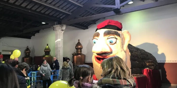 Un bon nombre de nens i nenes s’han apropat aquest migdia al Calisay per a despertar el Tió