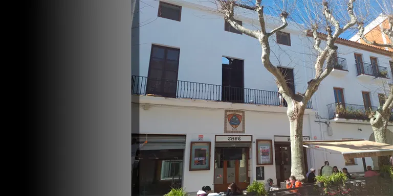 b'En Centre Moral inaugura les obres, canvia de president, estrena El Tartuf de Moli\\xe8re i marxa a veure Les veus interi'