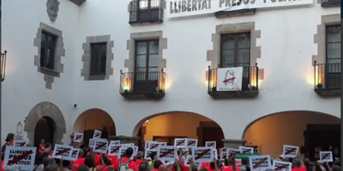 Primàries Arenys demana a l’Alcaldessa que no retiri els llaços grocs ni les pancartes de l’Ajuntament
