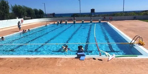 Els cursets de natació donen el tret de sortida amb una elevada participació a la Piscina Municipal d’Altafulla