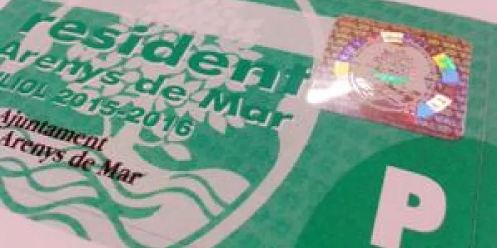 Comencen a enviar-se els adhesius per poder estacionar els residents