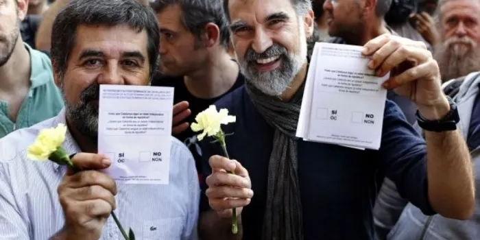 El ple aprova tres mocions sobre l'1-O, l'escola pública i l'alliberament de Sánchez i Cuixart