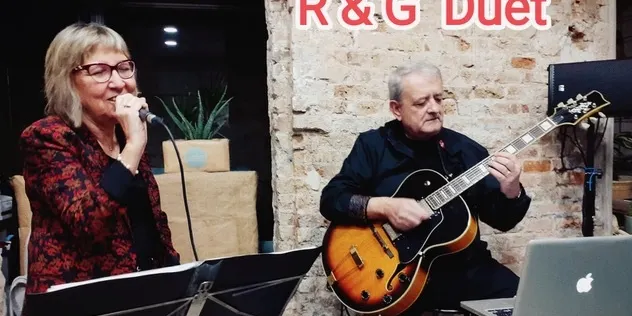 Concert del duet R&G al claustre de la Fundació Pere Badia