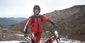Jordi Pascuet bat el rècord Guinness de salt amb moto