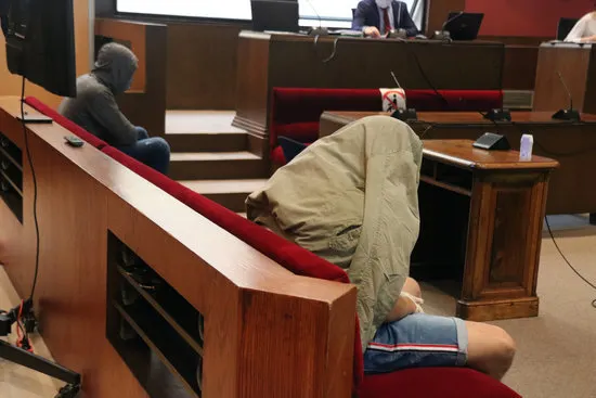 Acaba el judici als joves acusats de la violació grupal a Pineda i la fiscalia rebaixa la petició de penes