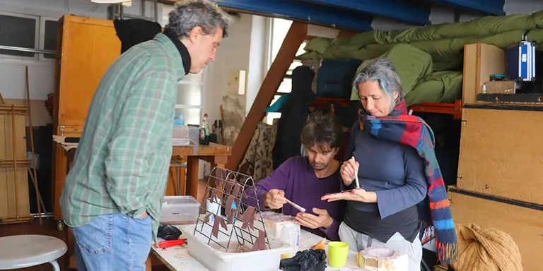 El titellaire Biel Porcel ensenya el seu art a qui vulgui aprendre’n l’ofici