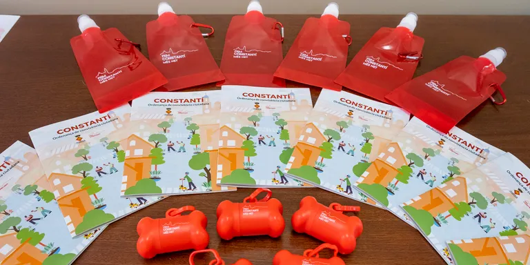 Els propietaris d’animals domèstics censats poden recollir a partir de demà el lot de productes per netejar orins i excrements