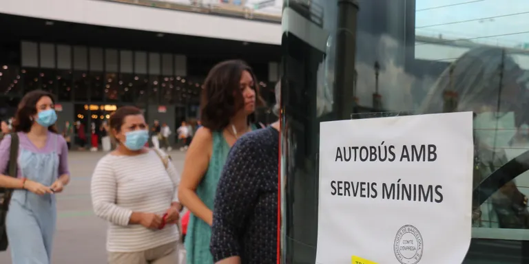 Desconcert i queixes entre els usuaris en el primer dia de vaga a la xarxa de bus de Barcelona