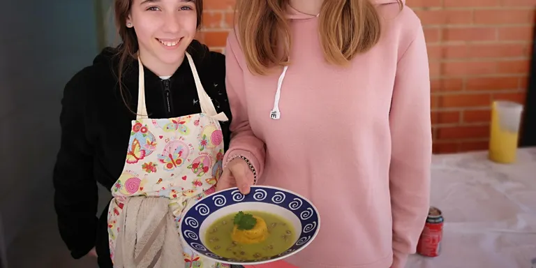 Una sopeta de pèsols amb flam de pastanaga, recepta guanyadora del Concurs de Cuina