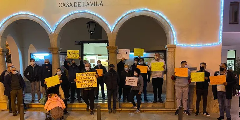 Els marxants dels mercats setmanals demanen ajuts al sector i un pla de rescat