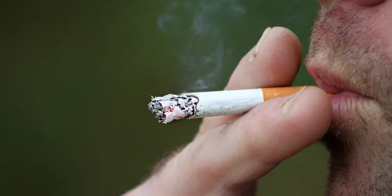 El govern preveu aprovar la llei que prohibirà fumar a les terrasses al llarg del 2023