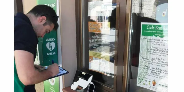 Realitzen el manteniment dels aparells desfibril·ladors