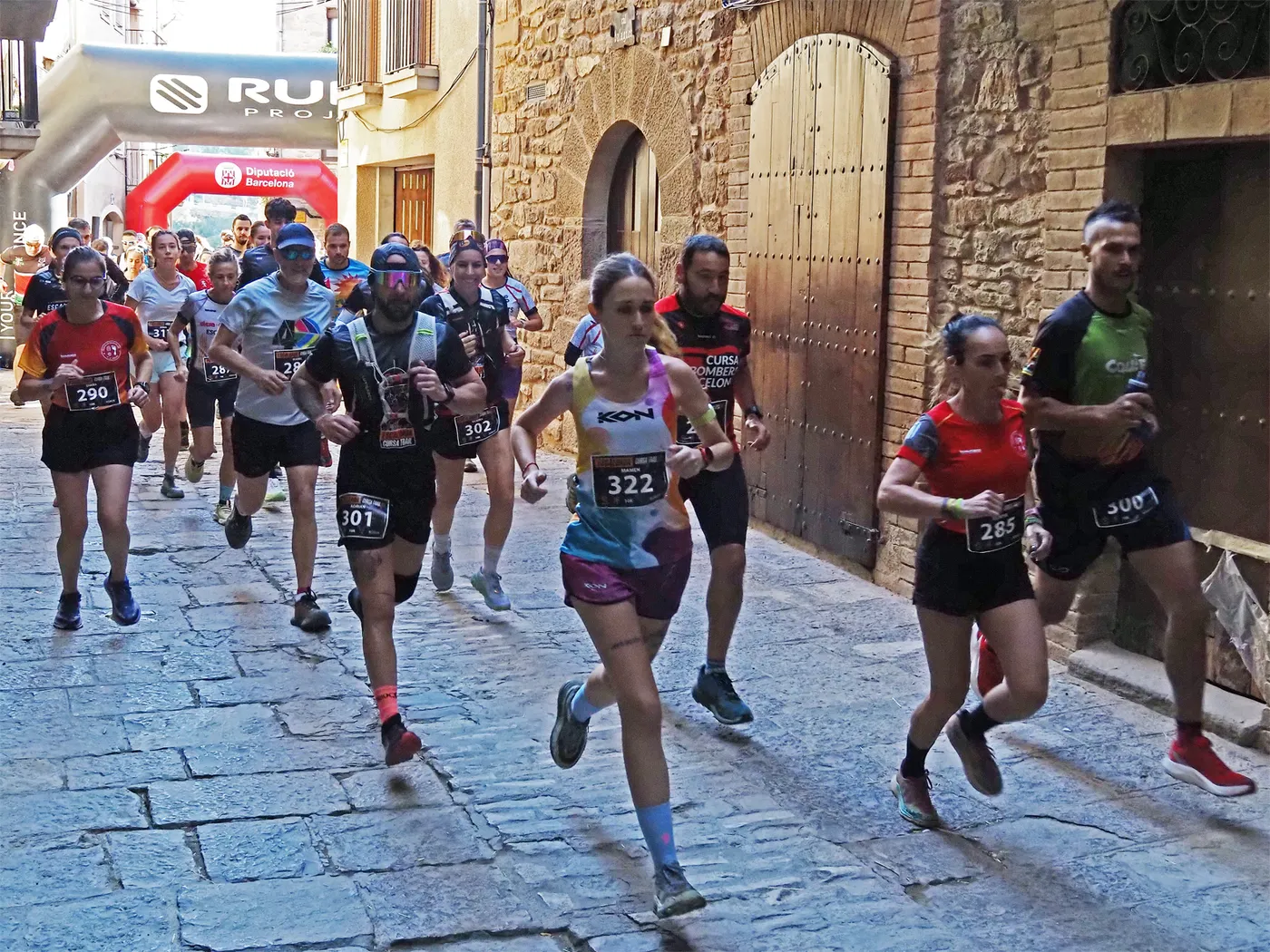 Uns 135 participants prenen part en les curses de la 4a Escaldada Trail de Súria pel Poble Vell i l'entorn natural de la vila