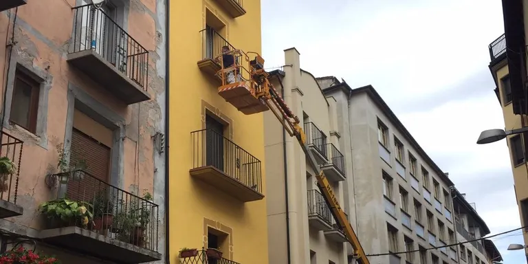 Nova convocatòria per rehabilitar i repintar porxos i façanes del casc antic de la Seu i de Castellciutat