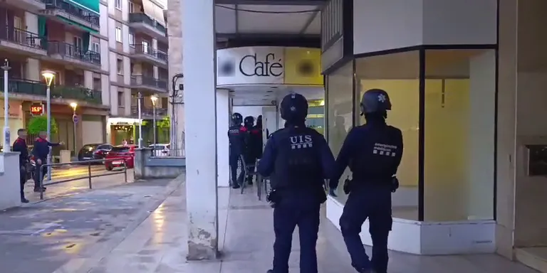 Tramiten quinze denúncies durant un dispositiu policial contra la multireincidència en un local de Valls